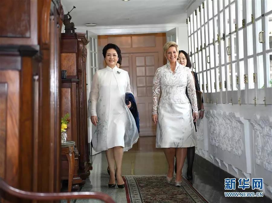 彭丽媛会见巴拿马总统夫人卡斯蒂略 并共同出席艾滋病防治公共宣传活动(图3)