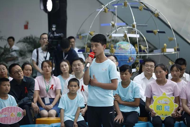 彭丽媛出席“爱在阳光下”2019大凉山儿童北京夏令营开营式（视频）(图9)